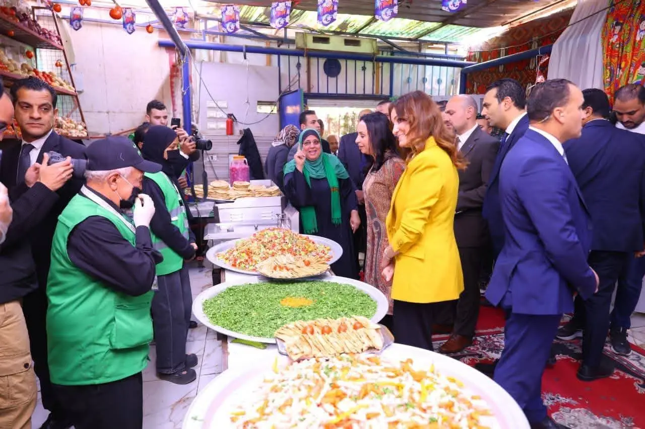 وزيرة التضامن  تزور وحدة إطعام بجمعية " أحباب الكريم" بـ" إمبابة" - 1000259965