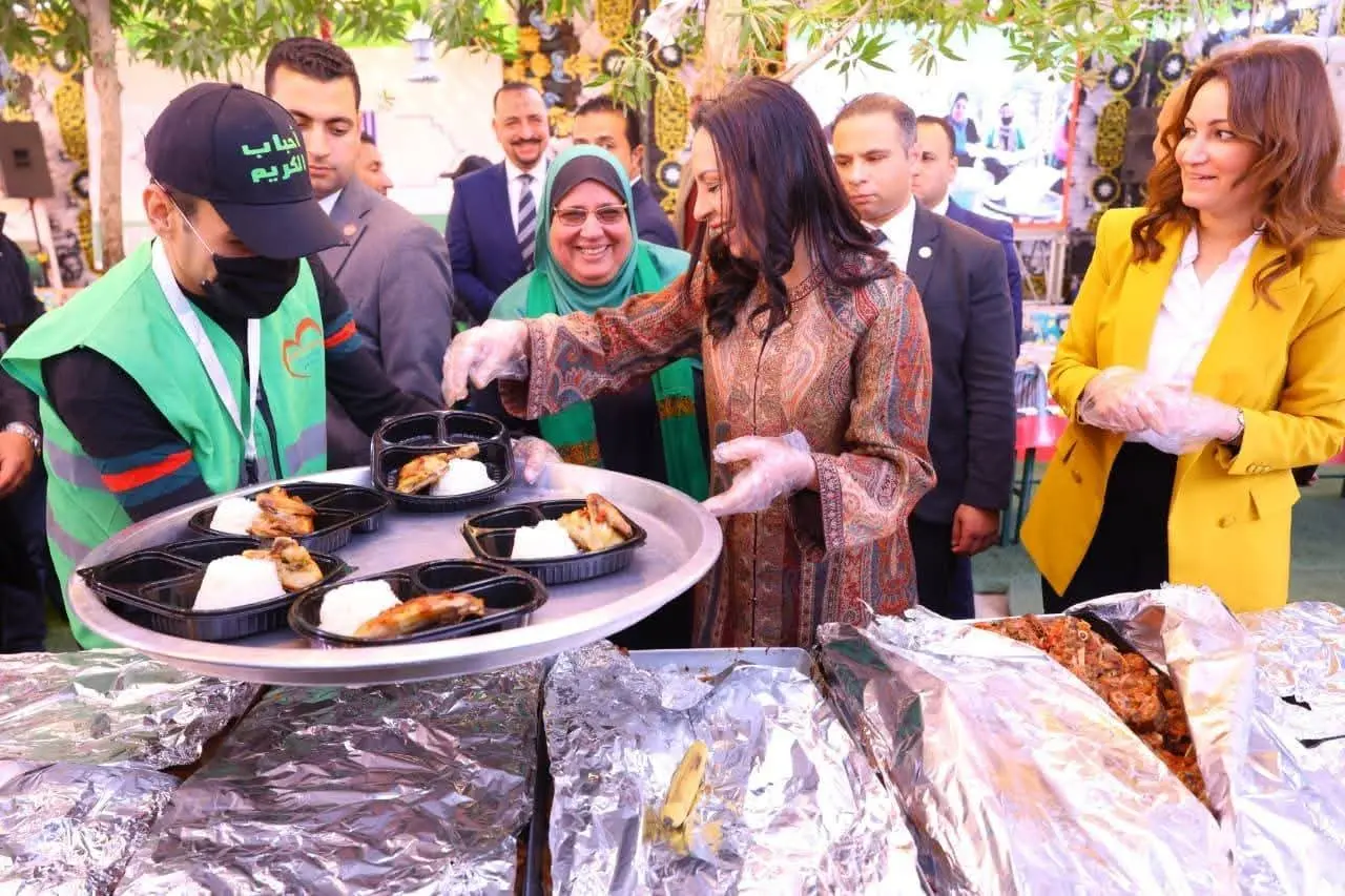 وزيرة التضامن  تزور وحدة إطعام بجمعية " أحباب الكريم" بـ" إمبابة" - 1000259968