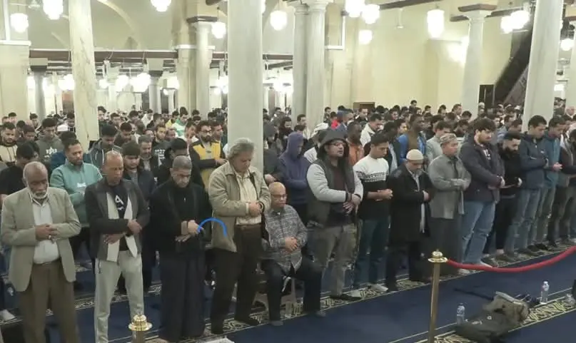 الجامع الأزهر يواصل لياليه العامرة بحضور آلاف المصلين من مصر والعالم - 1000260249
