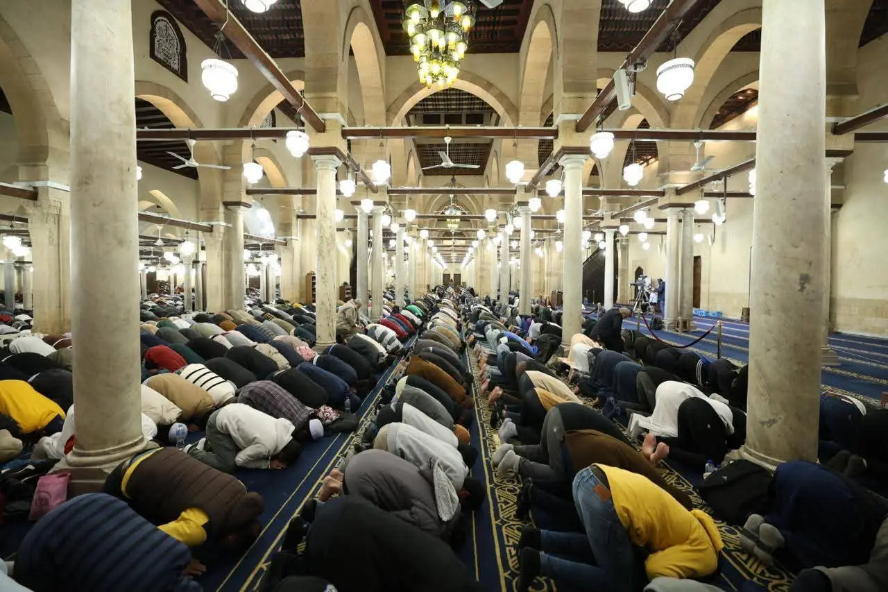 آلاف المصلين يؤدون صلاتى العشاء والتراويح بالجامع الأزهر - 1000260715