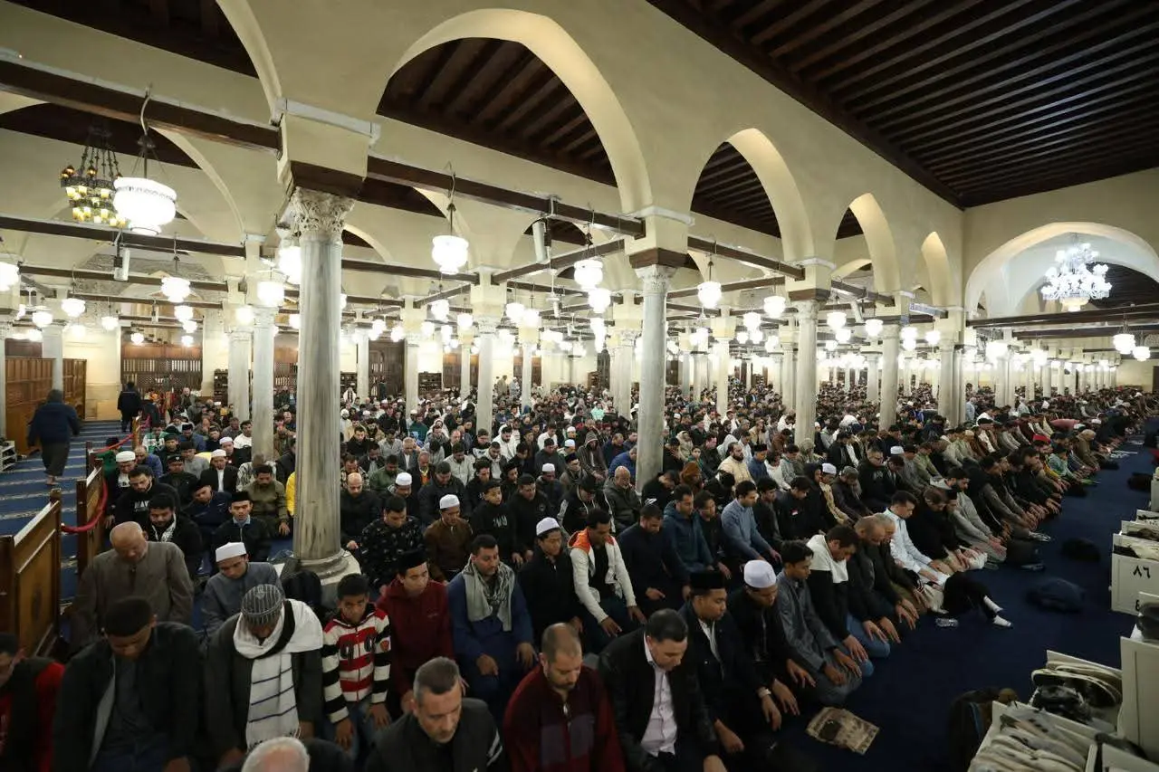 آلاف المصلين يؤدون صلاتى العشاء والتراويح بالجامع الأزهر - 1000260717