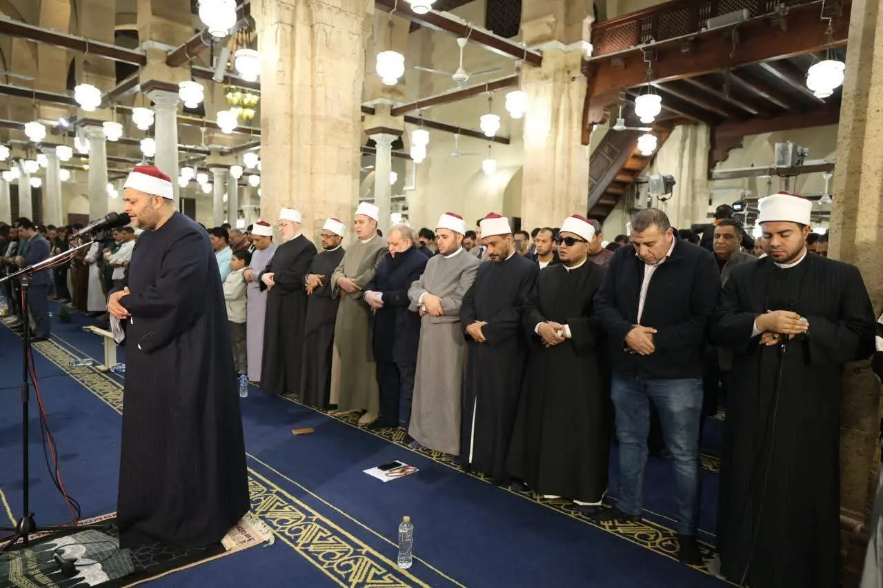 آلاف المصلين يؤدون صلاتى العشاء والتراويح بالجامع الأزهر - 1000260719