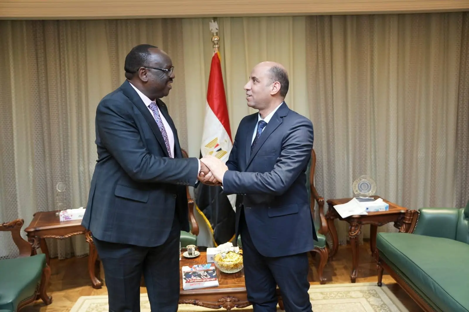 وزير العمل لنظيره الجنوب سوداني: مصر تفتح ذراعيها للأشقاء لتعزيز التعاون المشترك - 1000261832