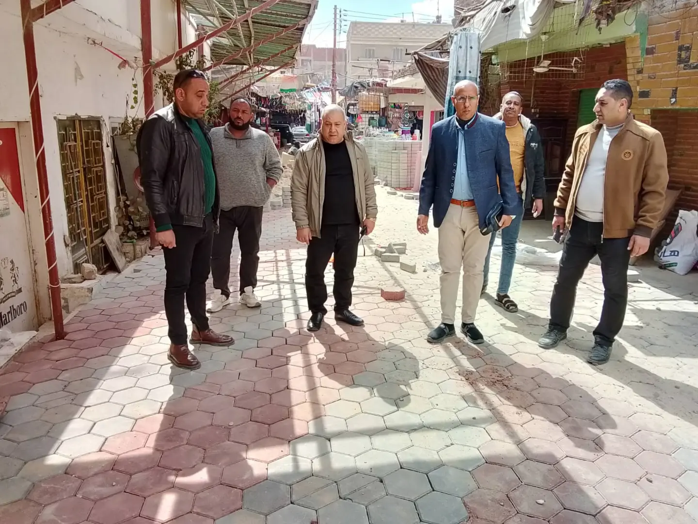 رئيس مدينة بدر يتفقد أعمال تركيب بلاط الإنترلوك