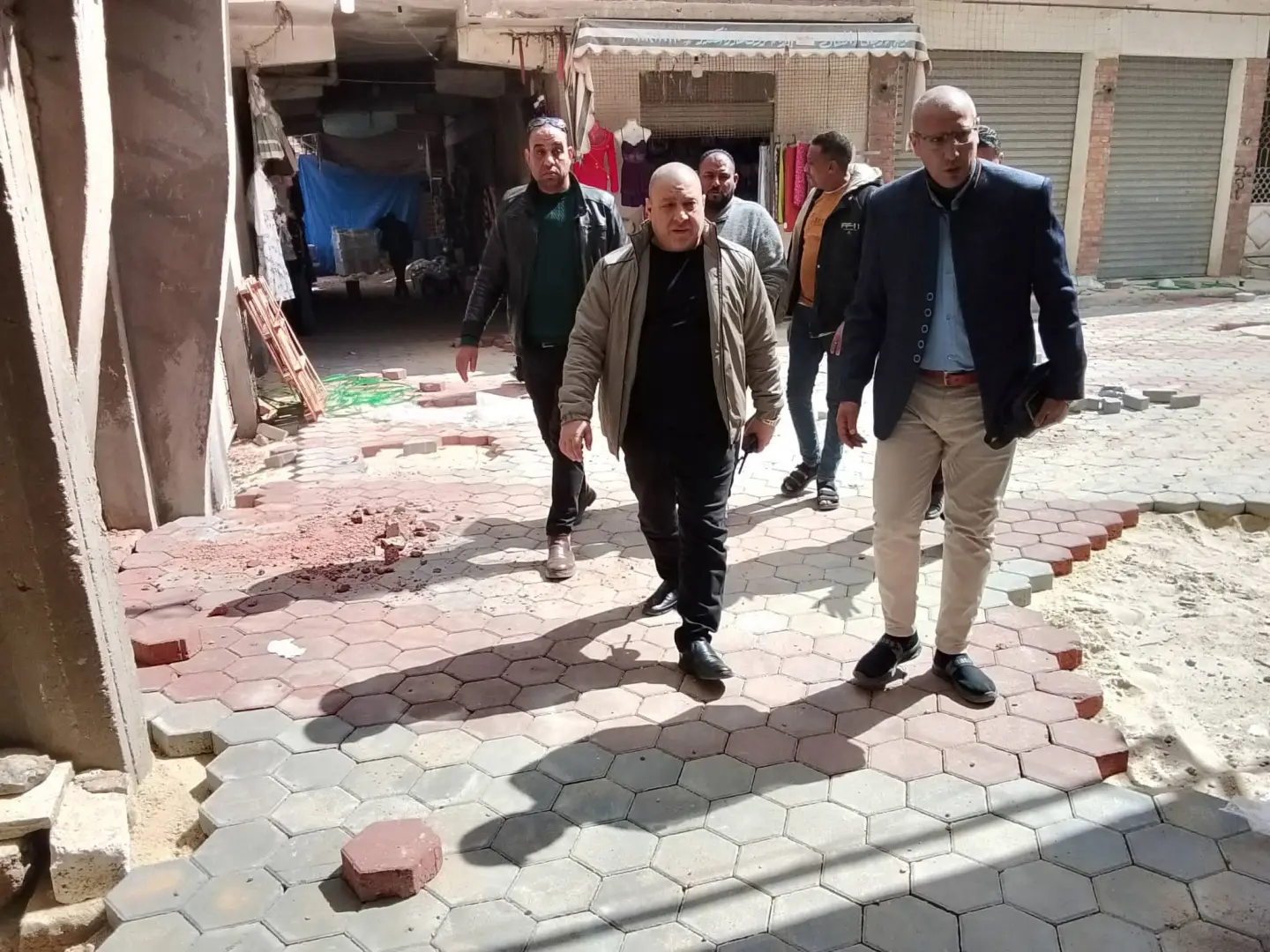رئيس مدينة بدر يتفقد أعمال تركيب بلاط الإنترلوك - 1000261903