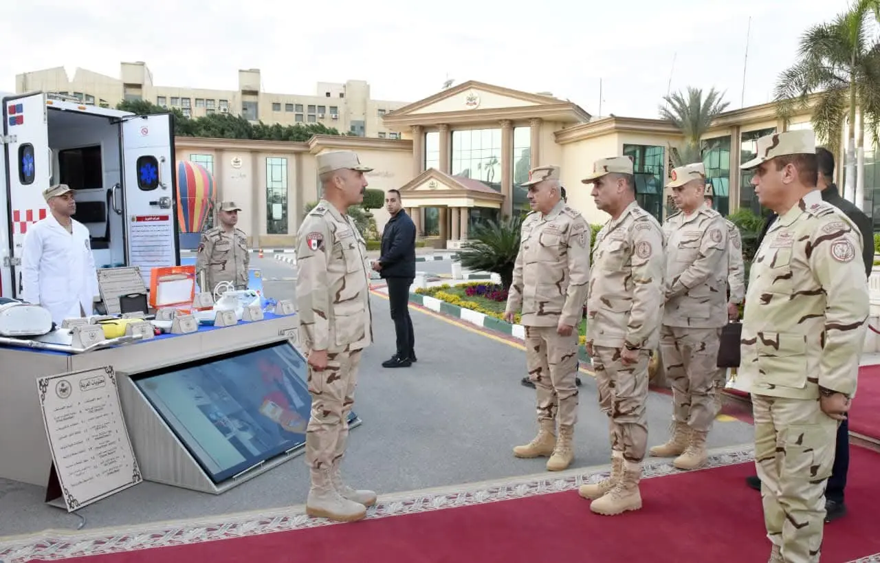 وزير الدفاع  يتفقد الجاهزية القتالية للمنطقة المركزية العسكرية ويشارك المقاتلين وجبة الإفطار