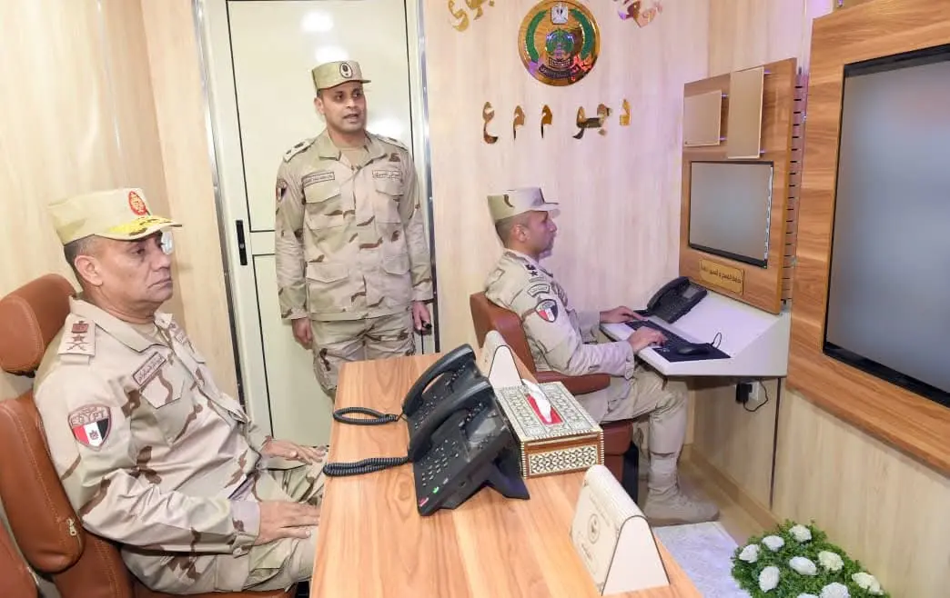 وزير الدفاع  يتفقد الجاهزية القتالية للمنطقة المركزية العسكرية ويشارك المقاتلين وجبة الإفطار - 1000261910