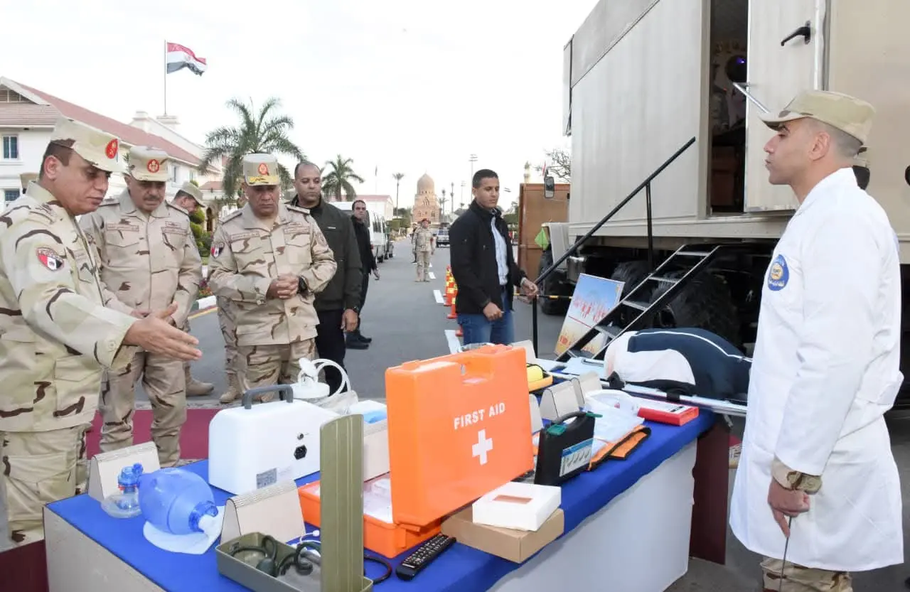 وزير الدفاع  يتفقد الجاهزية القتالية للمنطقة المركزية العسكرية ويشارك المقاتلين وجبة الإفطار - 1000261911