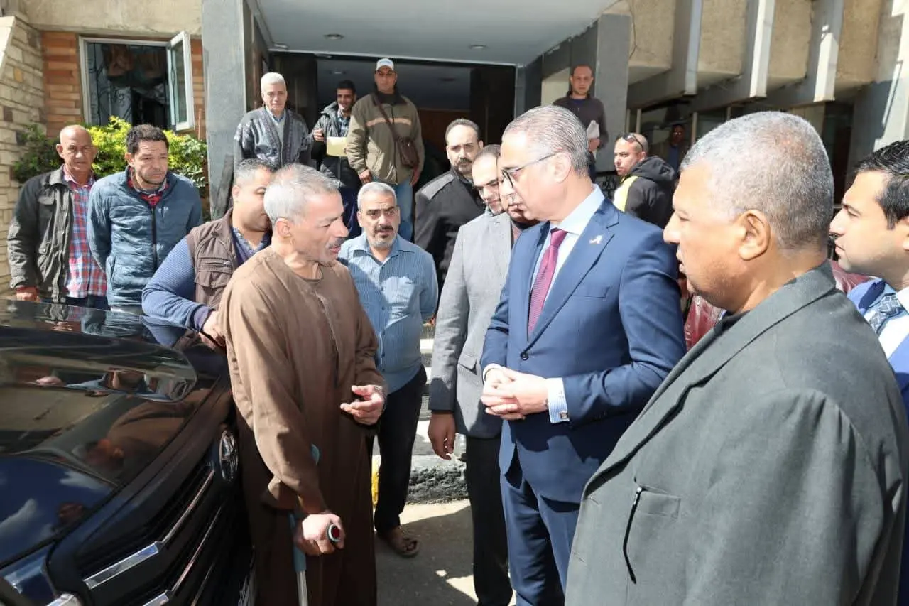 محافظ الجيزة يتابع العمل بهيئة النظافة والتجميل بالجيزة - 1000261916
