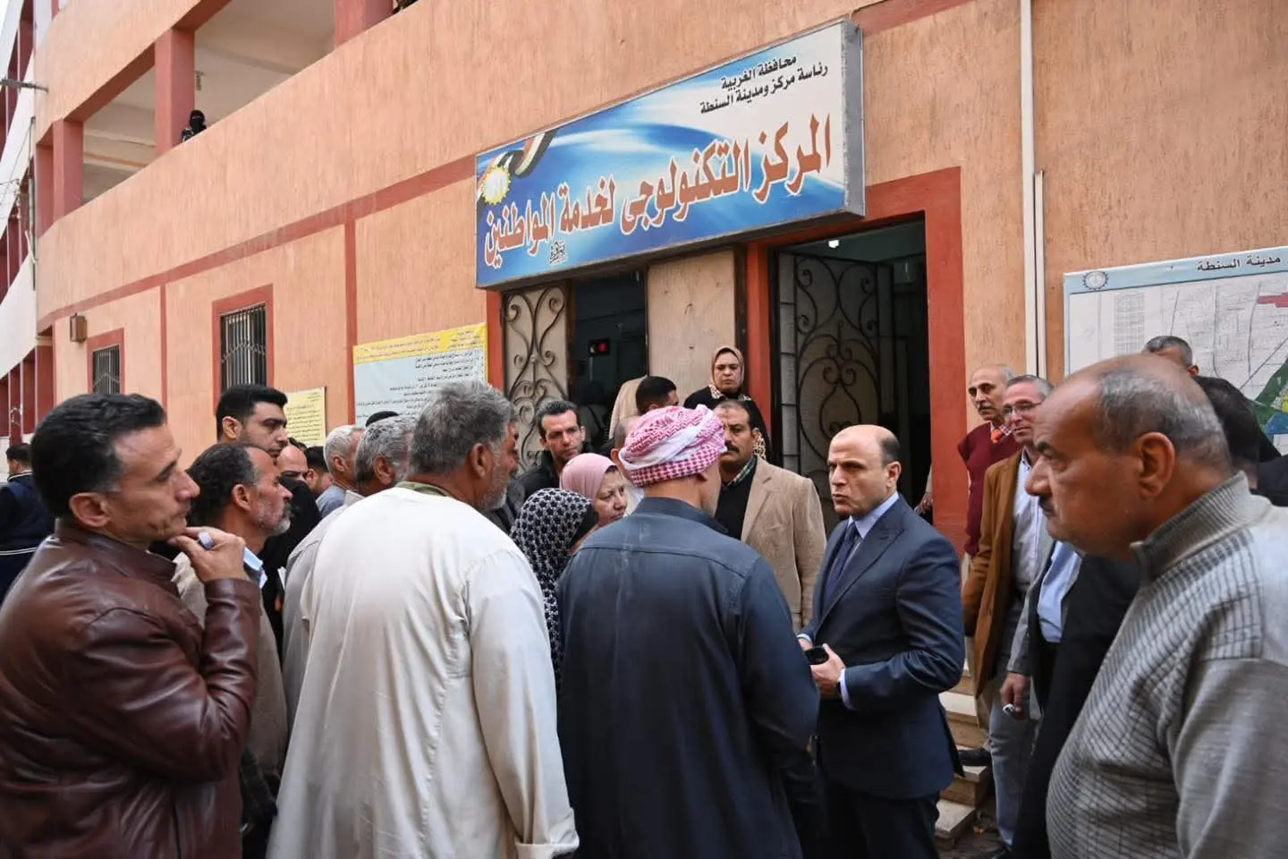 «أنا هنا لخدمتكم»محافظ الغربية يتفقد المركز التكنولوجي بالسنطة ويستمع لمطالب المواطنين - 1000261940