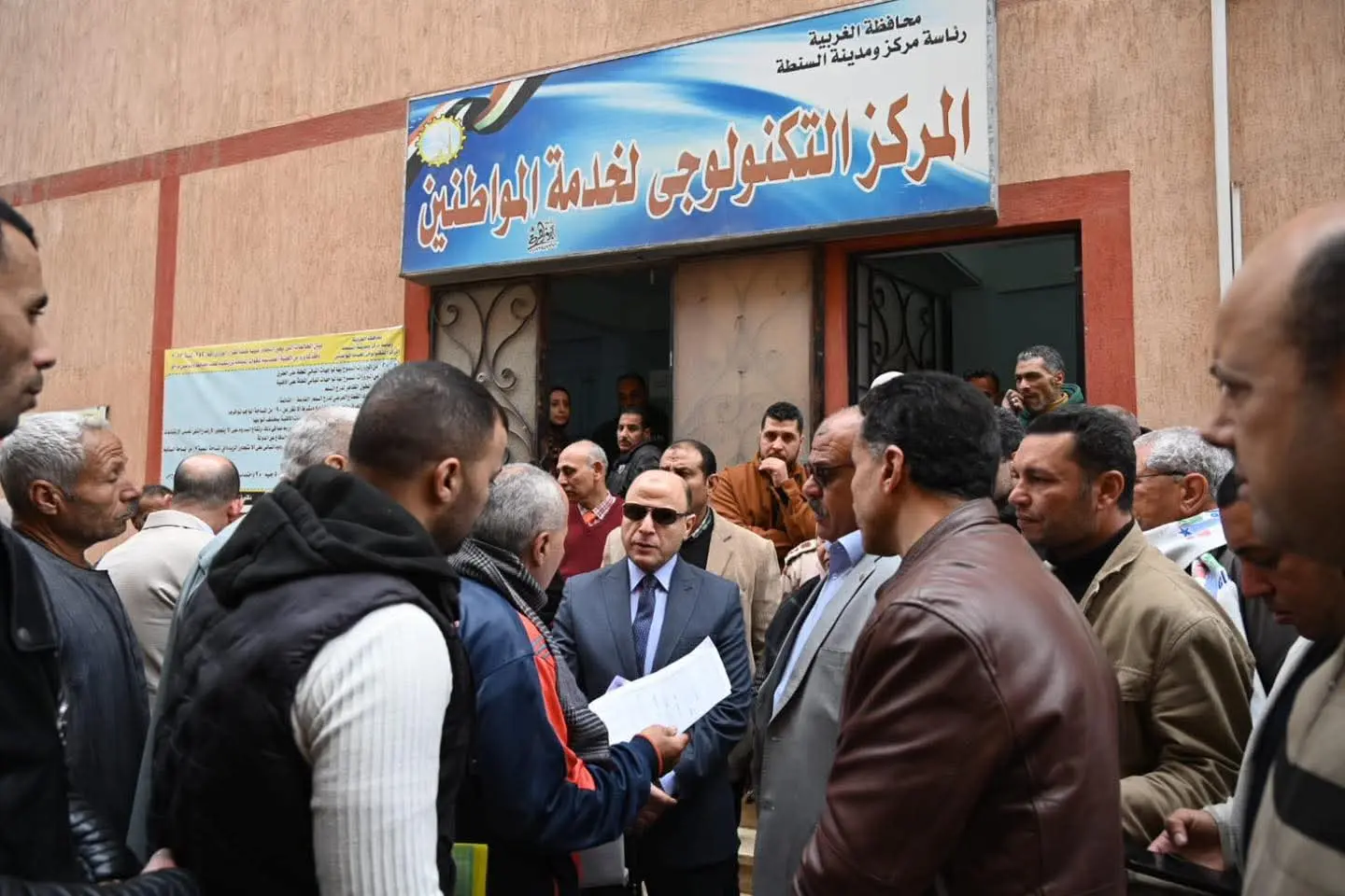 «أنا هنا لخدمتكم»محافظ الغربية يتفقد المركز التكنولوجي بالسنطة ويستمع لمطالب المواطنين - 1000261941