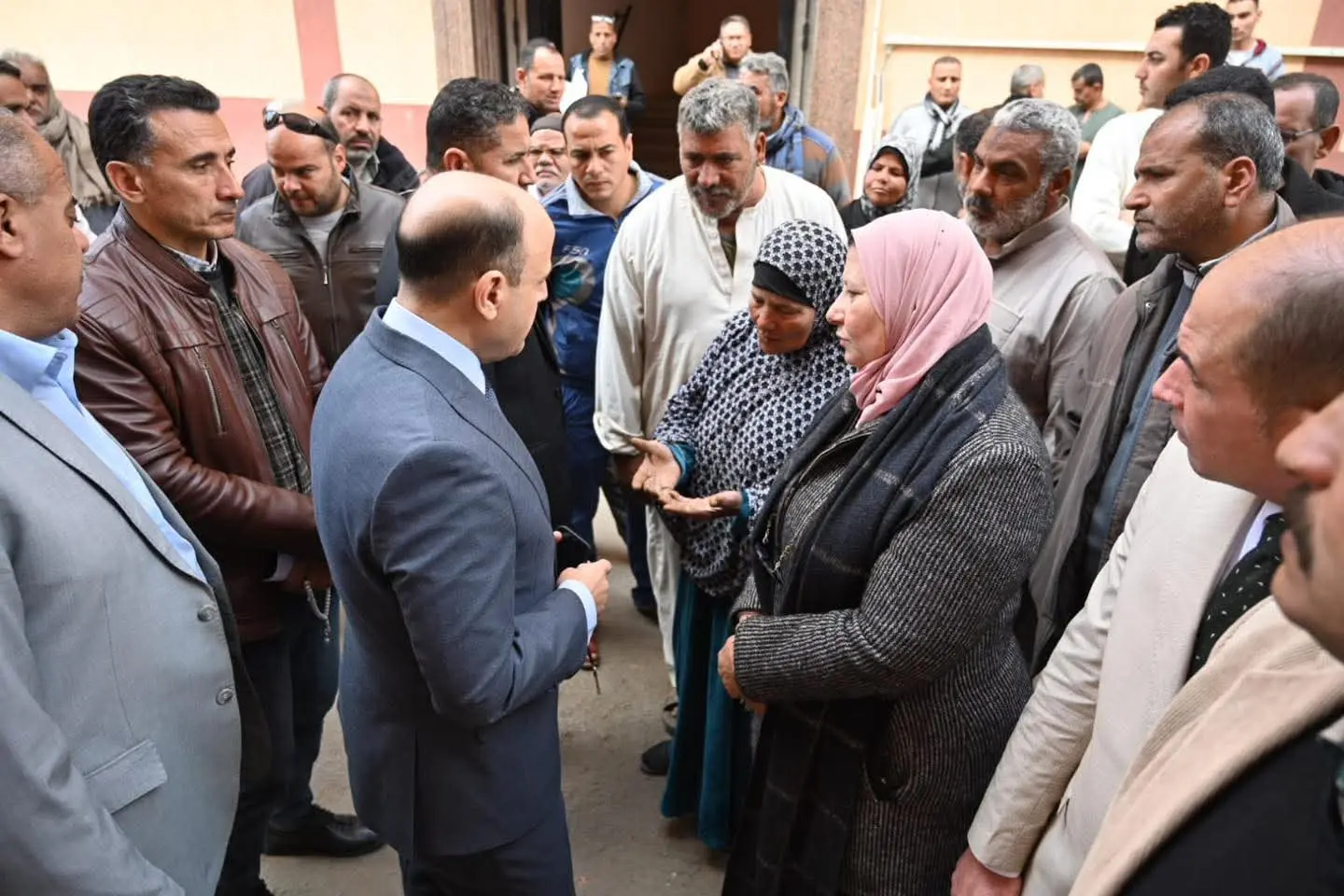 «أنا هنا لخدمتكم»محافظ الغربية يتفقد المركز التكنولوجي بالسنطة ويستمع لمطالب المواطنين - 1000261942