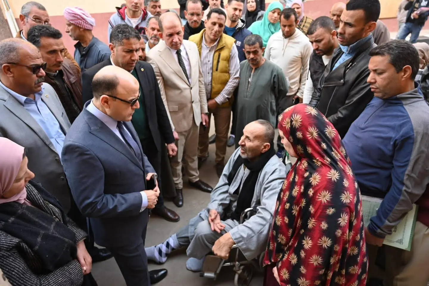 «أنا هنا لخدمتكم».. محافظ الغربية يتفقد المركز التكنولوجي بالسنطة ويستمع لمطالب المواطنين