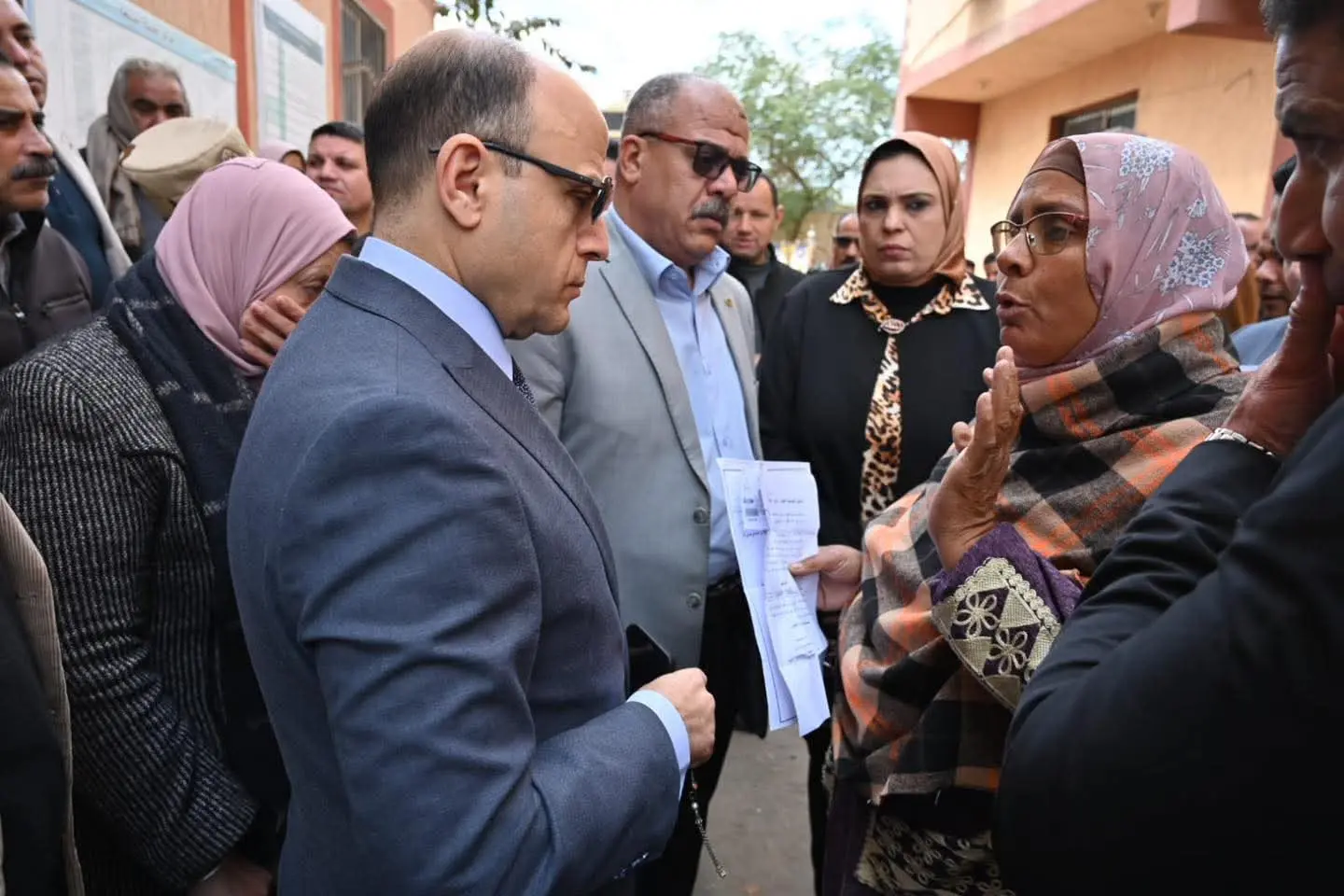 «أنا هنا لخدمتكم»محافظ الغربية يتفقد المركز التكنولوجي بالسنطة ويستمع لمطالب المواطنين - 1000261944