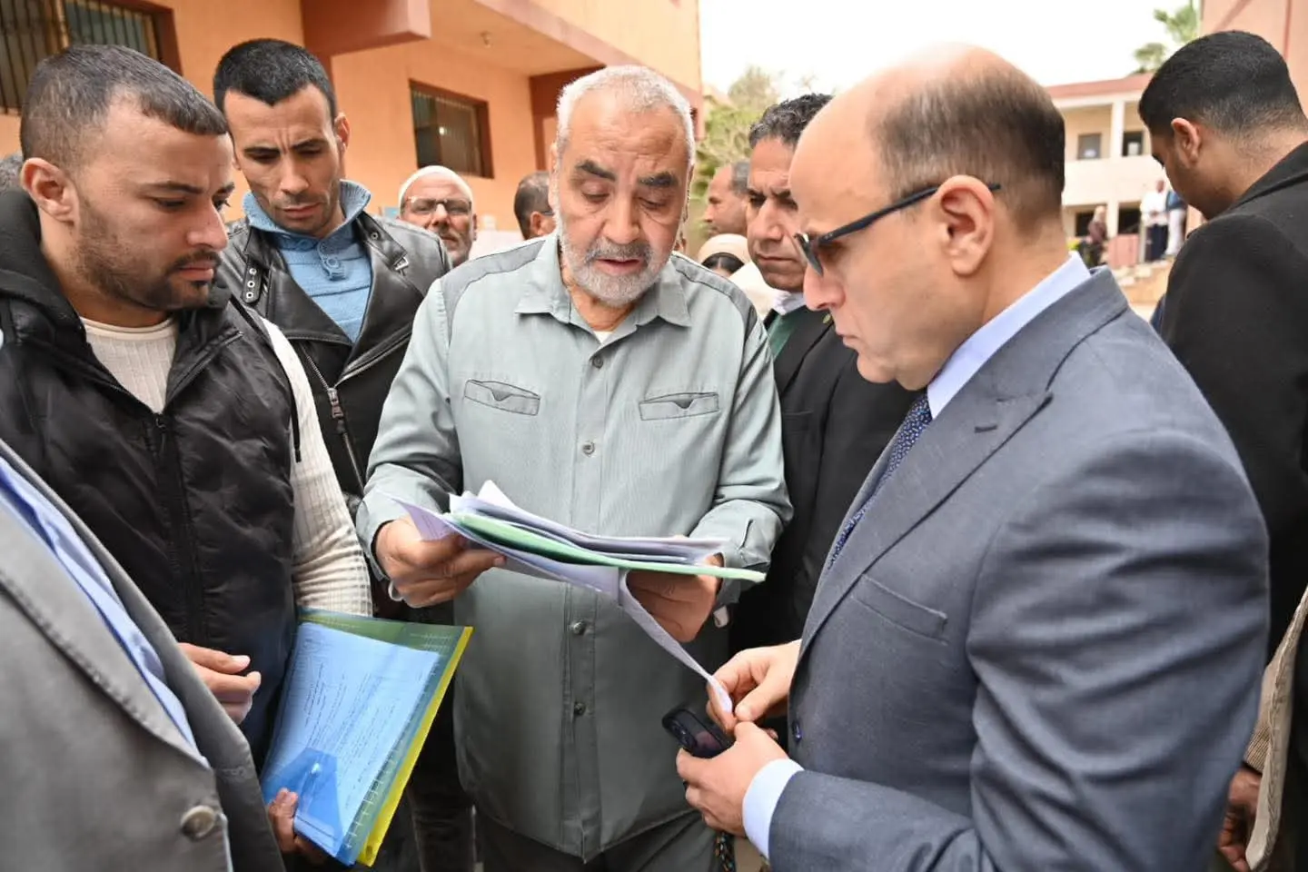 «أنا هنا لخدمتكم»محافظ الغربية يتفقد المركز التكنولوجي بالسنطة ويستمع لمطالب المواطنين - 1000261945