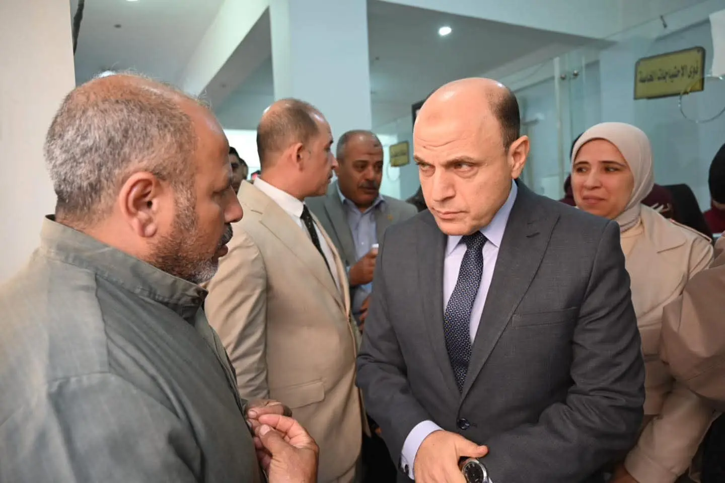 «أنا هنا لخدمتكم»محافظ الغربية يتفقد المركز التكنولوجي بالسنطة ويستمع لمطالب المواطنين - 1000261946