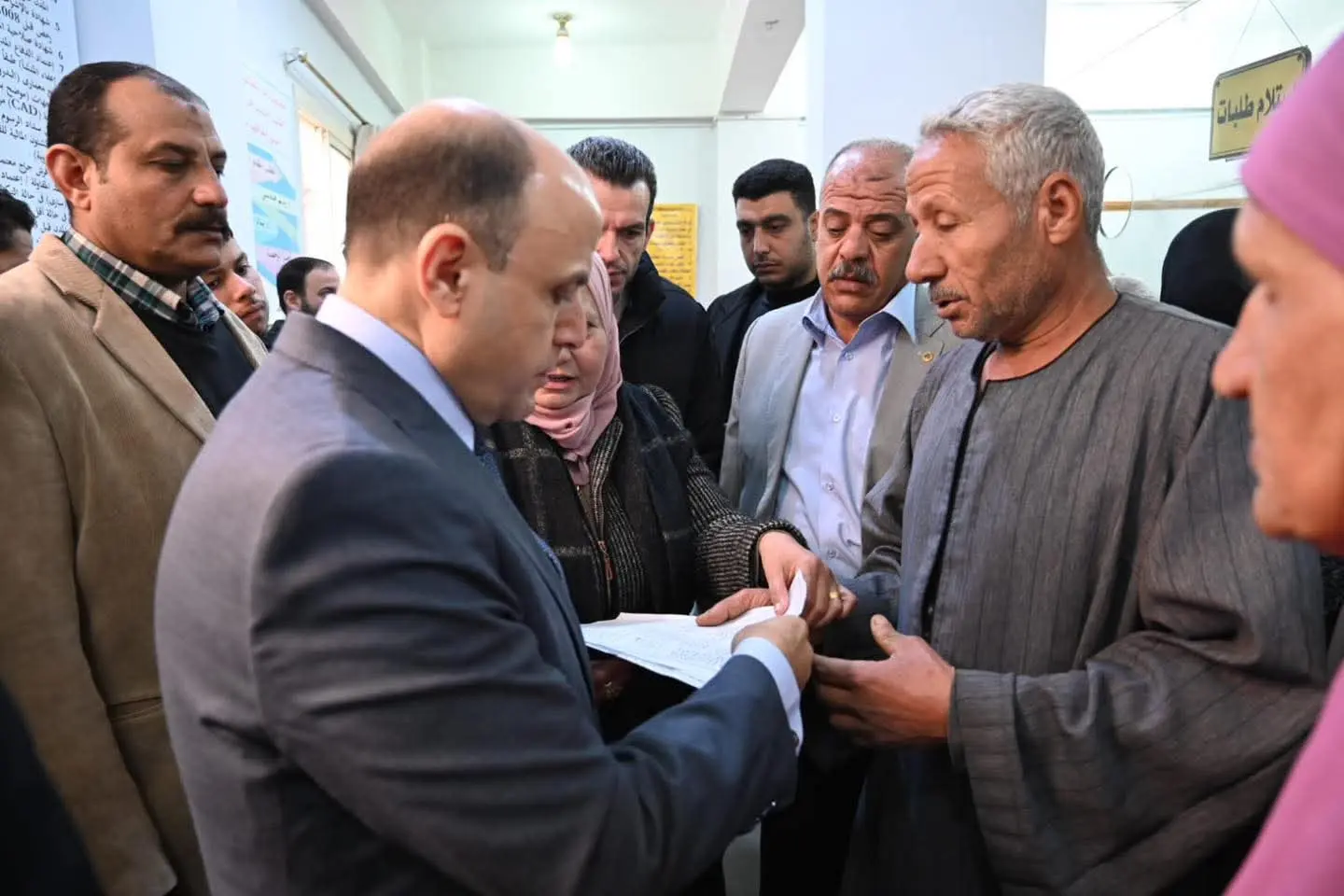 «أنا هنا لخدمتكم»محافظ الغربية يتفقد المركز التكنولوجي بالسنطة ويستمع لمطالب المواطنين - 1000261947