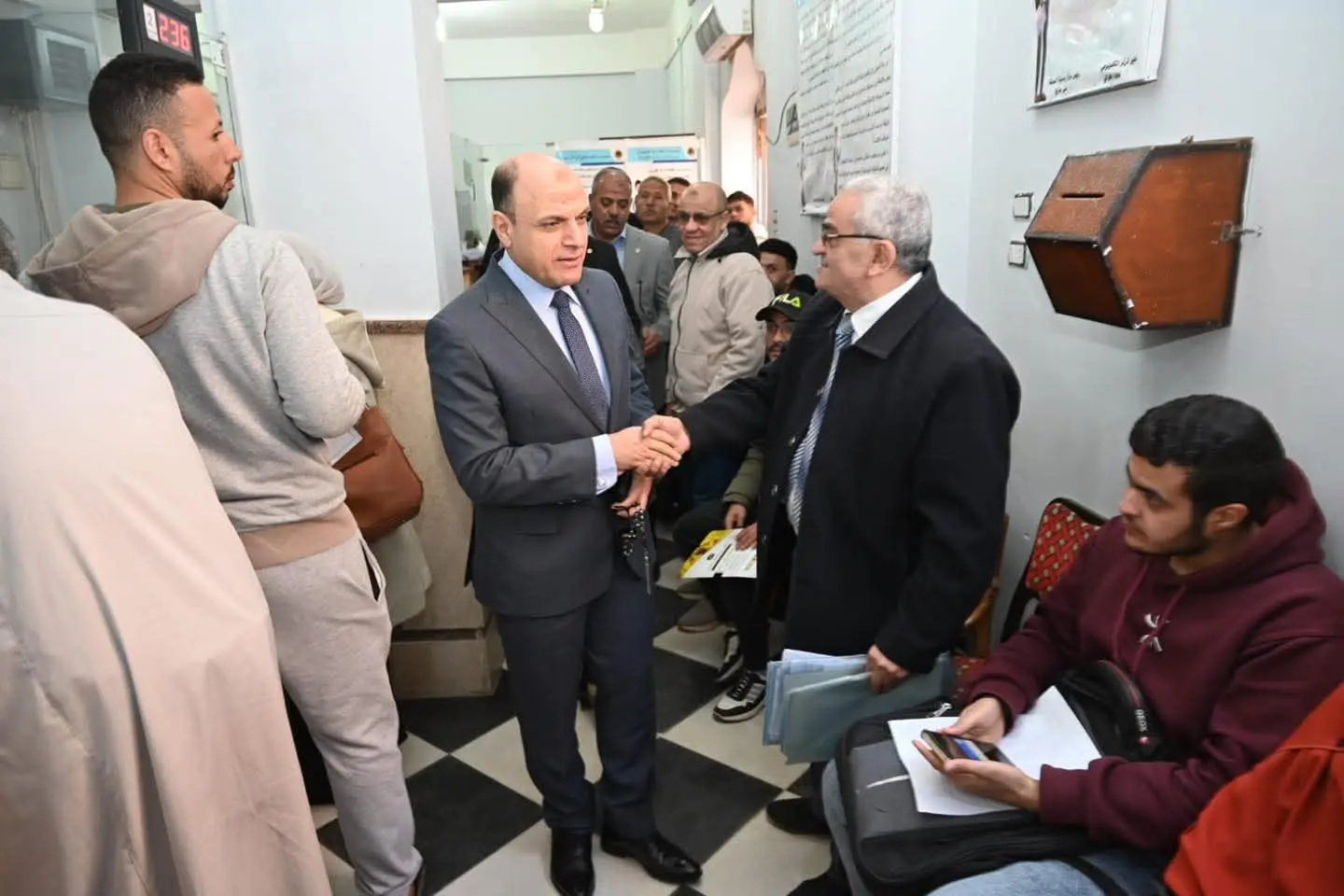 «أنا هنا لخدمتكم»محافظ الغربية يتفقد المركز التكنولوجي بالسنطة ويستمع لمطالب المواطنين - 1000261948