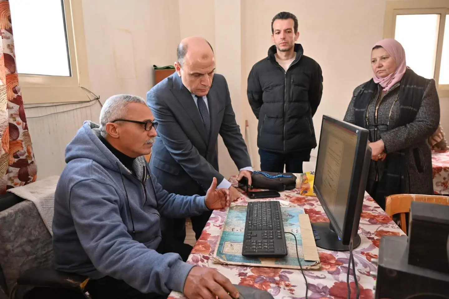 «أنا هنا لخدمتكم»محافظ الغربية يتفقد المركز التكنولوجي بالسنطة ويستمع لمطالب المواطنين - 1000261950