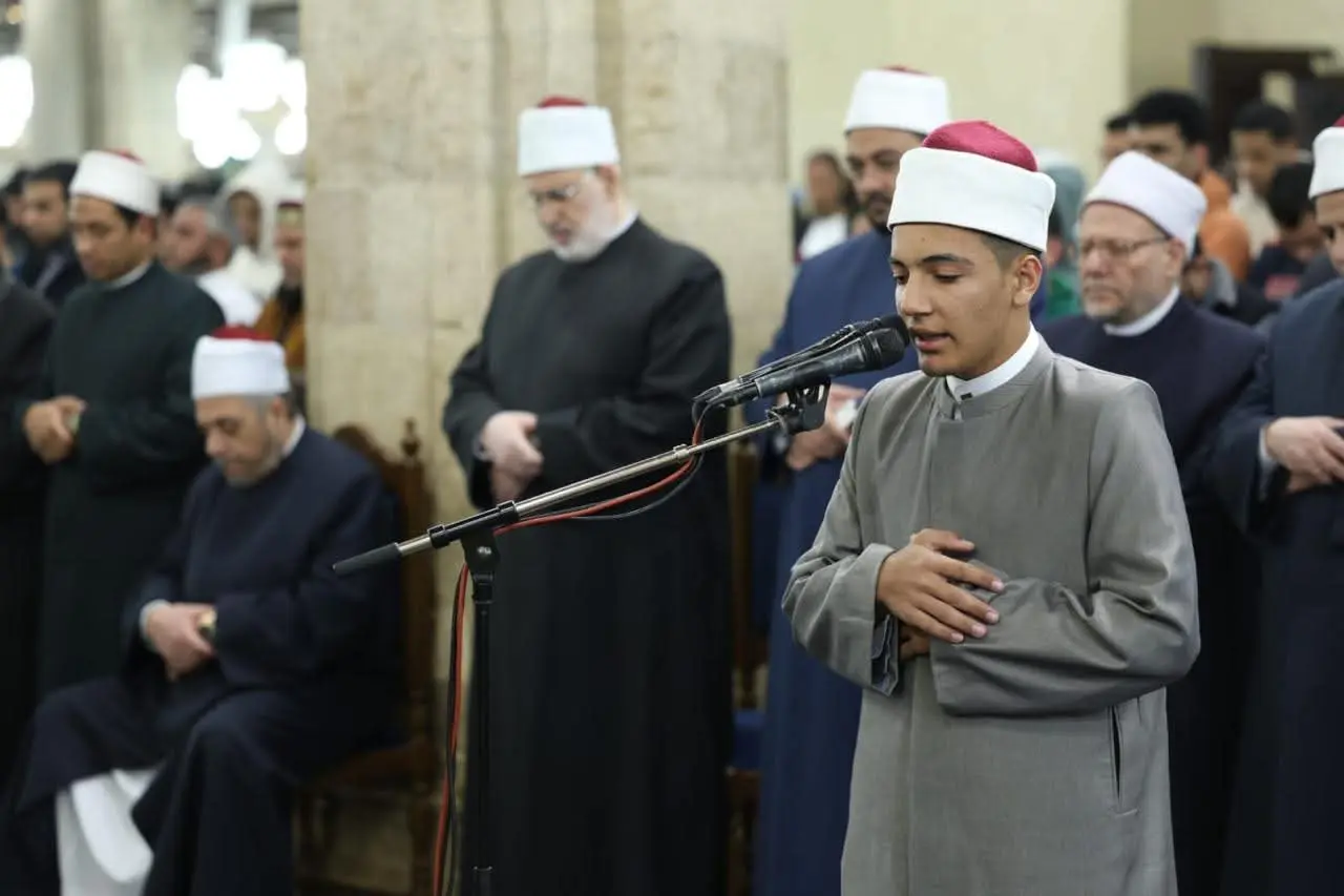 ابنا حوش عيسى.. التوأم الأزهري «الحسن والحسين» أصغر إمامين للقبلة في محراب الجامع الأزهر - 1000266518