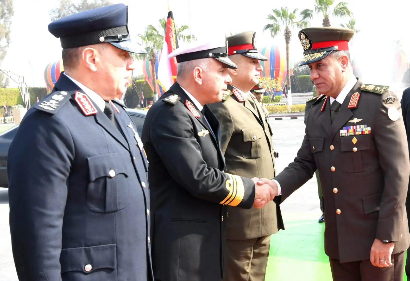 وزير الدفاع يضع إكليل من الزهور على النصب التذكارى لشهداء القوات المسلحة - 1000266594