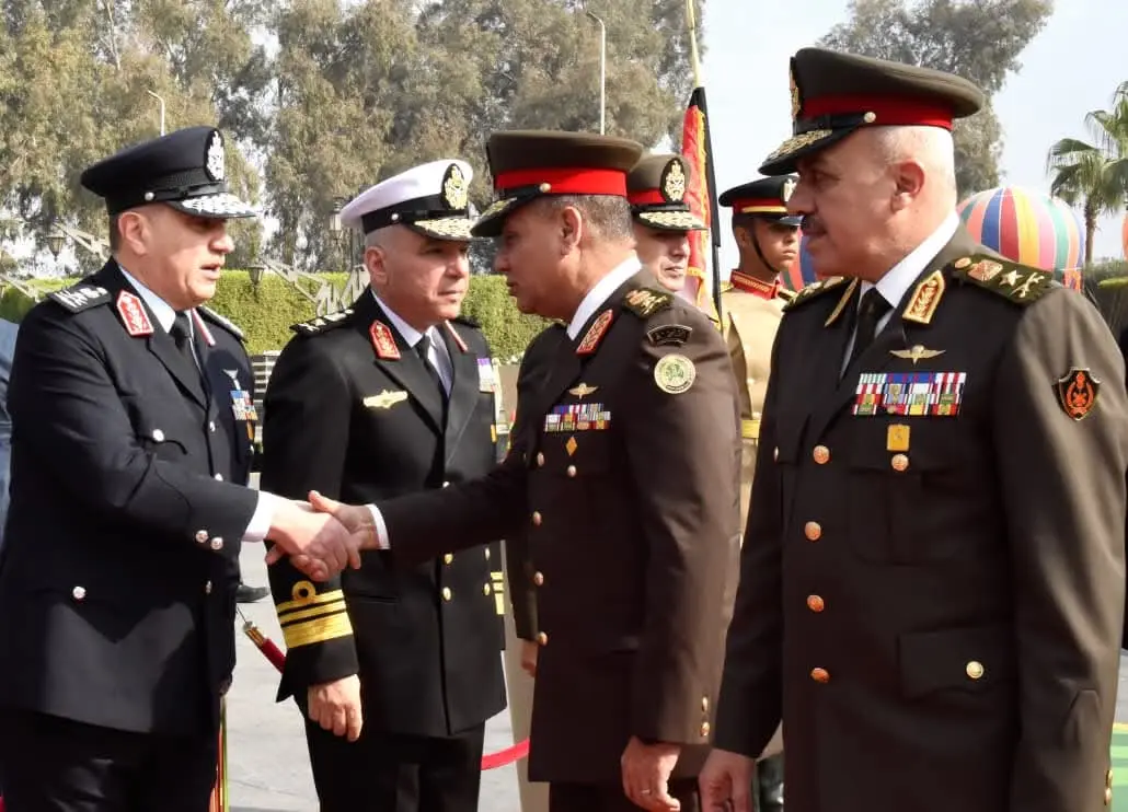 وزير الدفاع يضع إكليل من الزهور على النصب التذكارى لشهداء القوات المسلحة - 1000266595