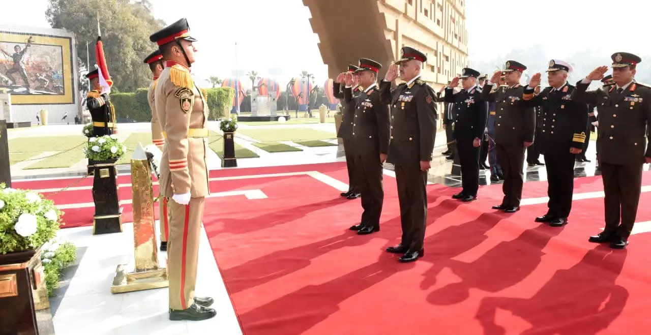 وزير الدفاع يضع إكليل من الزهور على النصب التذكارى لشهداء القوات المسلحة