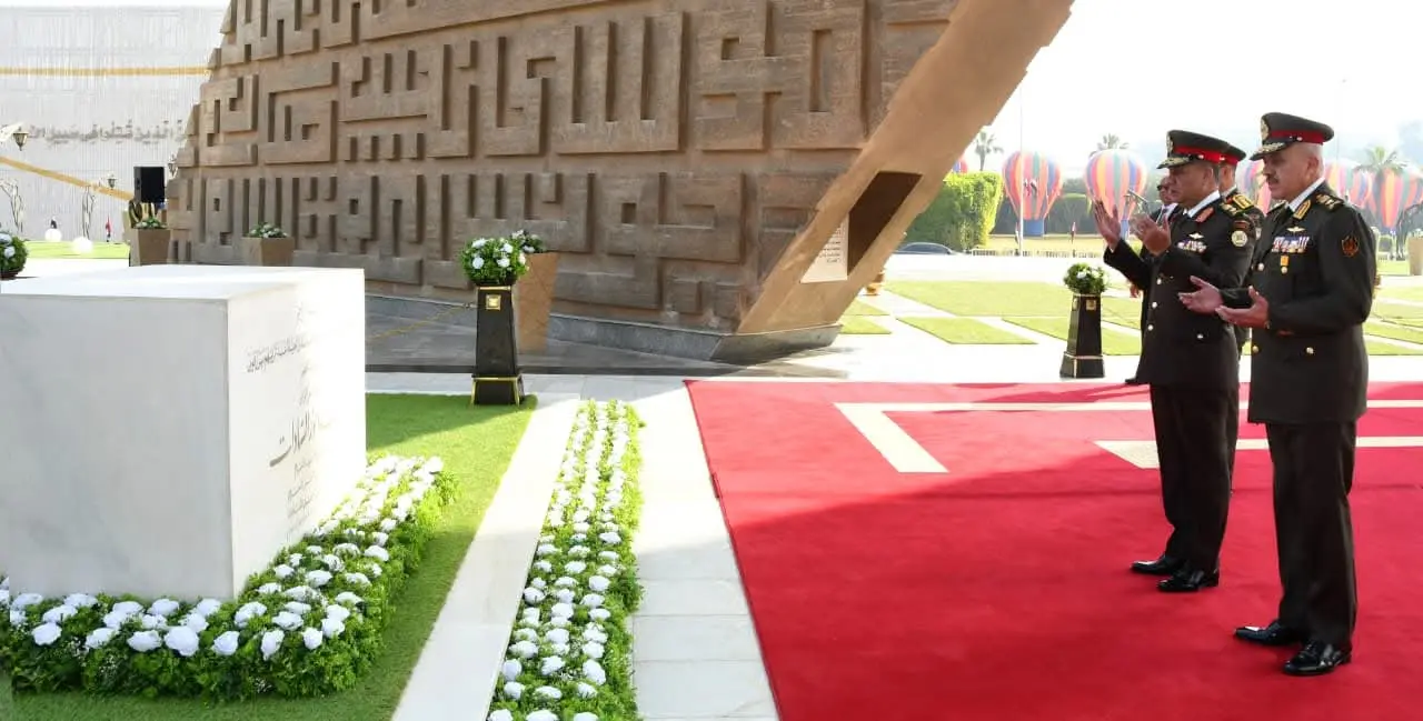 وزير الدفاع يضع إكليل من الزهور على النصب التذكارى لشهداء القوات المسلحة - 1000266599