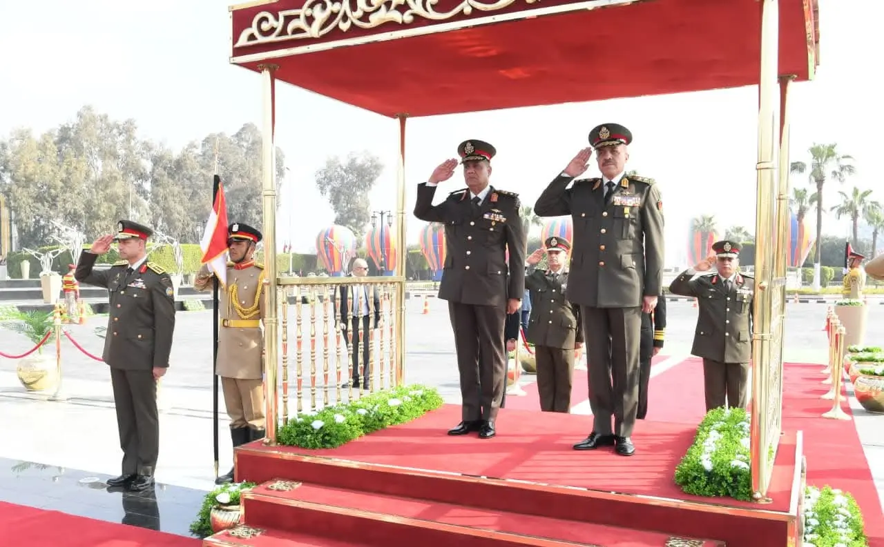 وزير الدفاع يضع إكليل من الزهور على النصب التذكارى لشهداء القوات المسلحة - 1000266600
