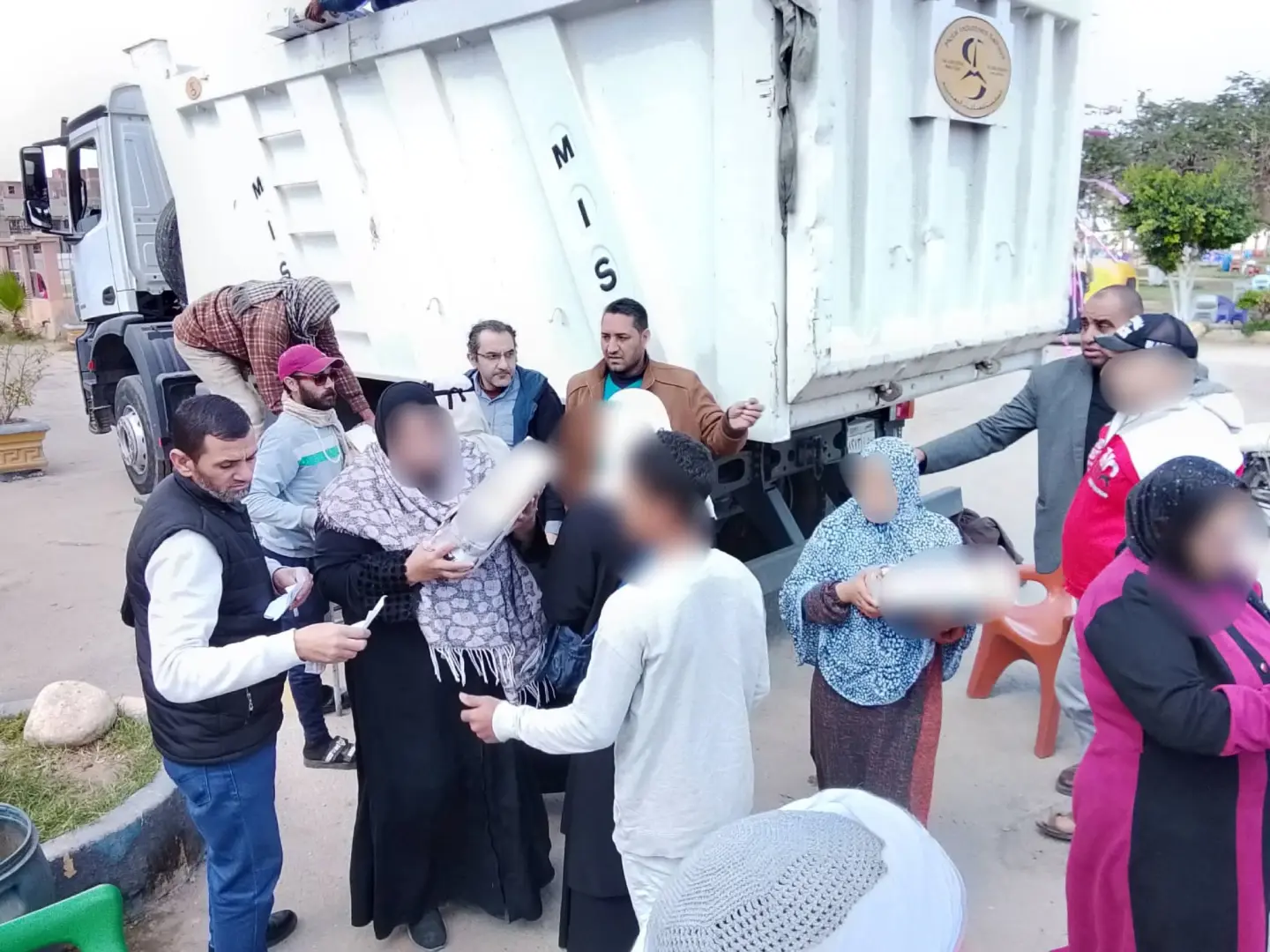 قطار الخير" يصل مركز ومدينة بدر..توزيع 500 كرتونة مواد غذائية على الأسر المستحقة - 1000266746