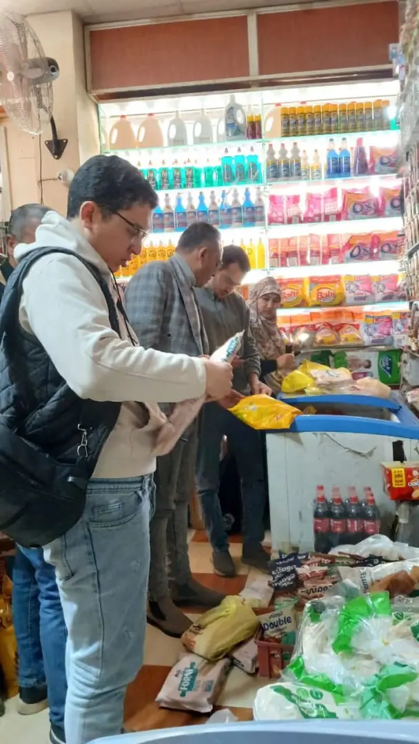 إعدام كمية من السلع منتهية الصلاحية بالشهداء وأشمون - 1000267653