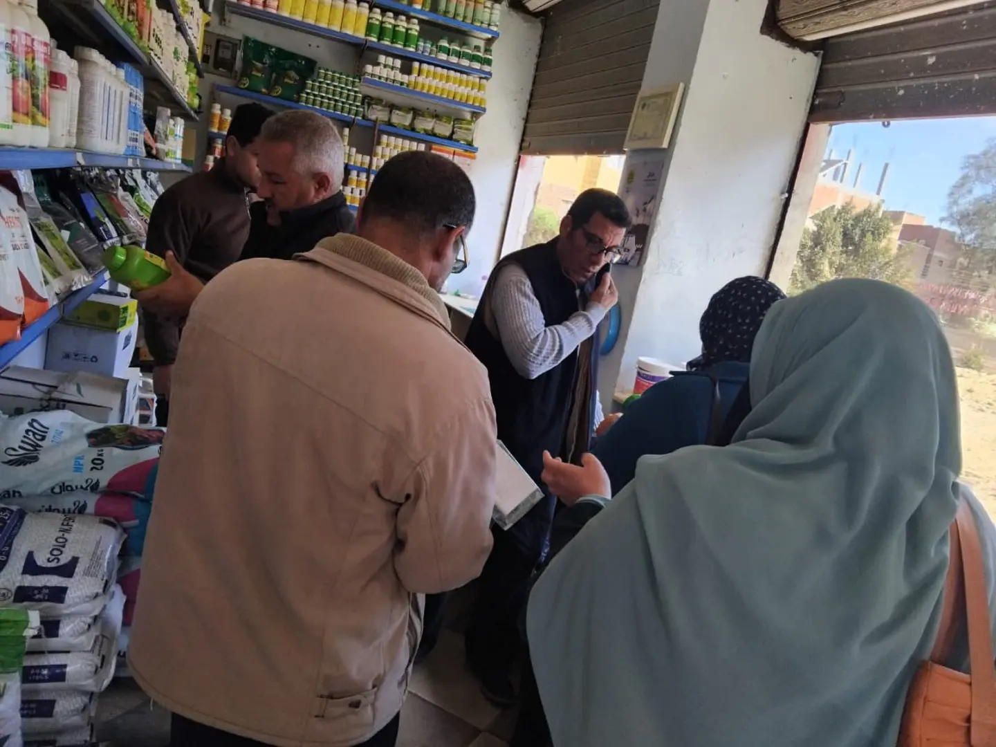 إعدام كمية من السلع منتهية الصلاحية بالشهداء وأشمون - 1000267654