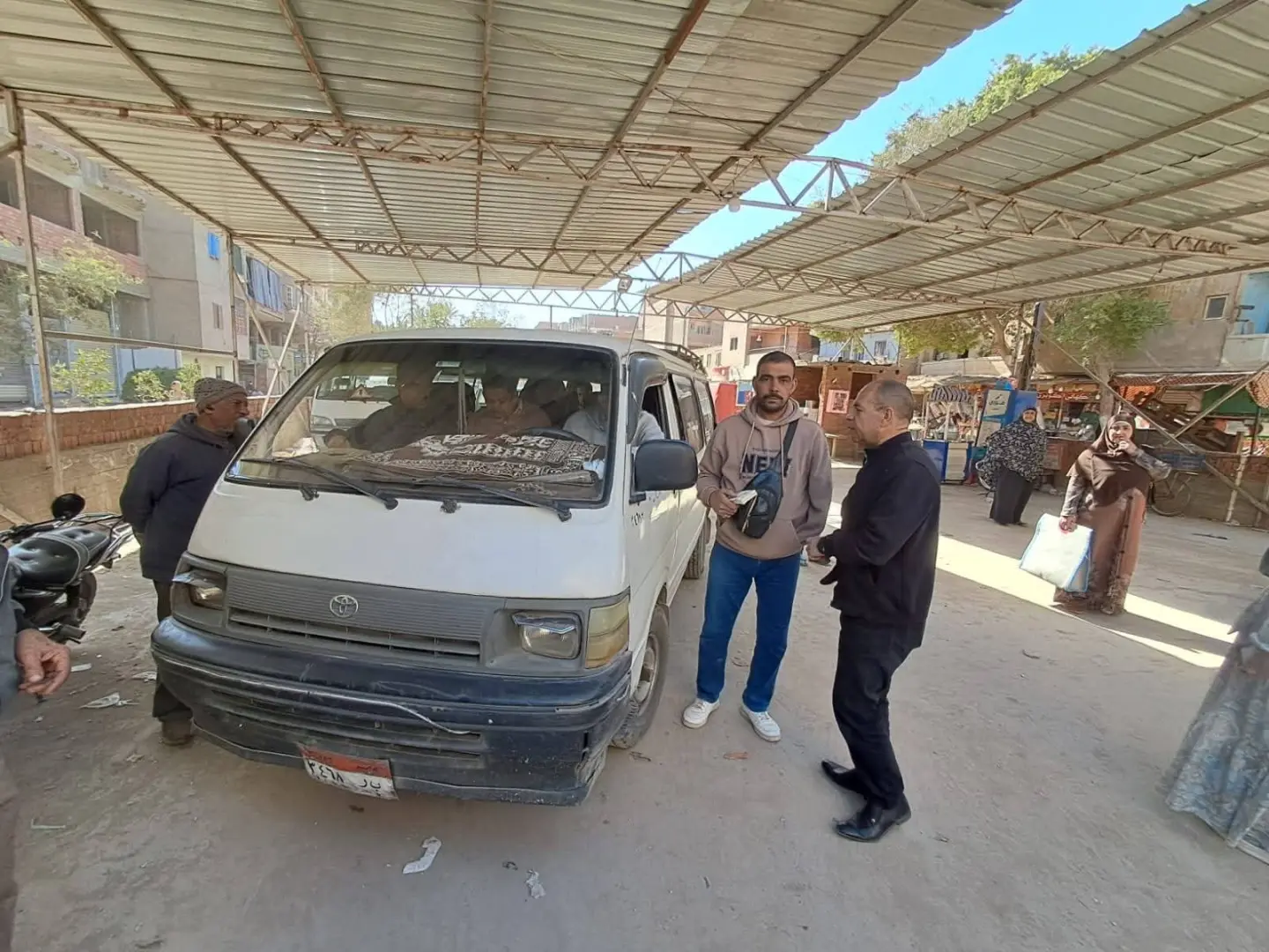 محافظ الجيزة  فى المواقف يتابع   التزام السائقين بالتعريفة الجديدة
