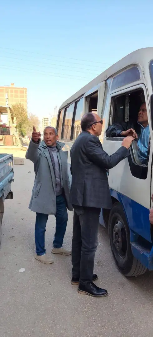 محافظ الجيزة فى المواقف يتابع حملات التزام السائقين بالتعريفة الجديدة - 1000268355