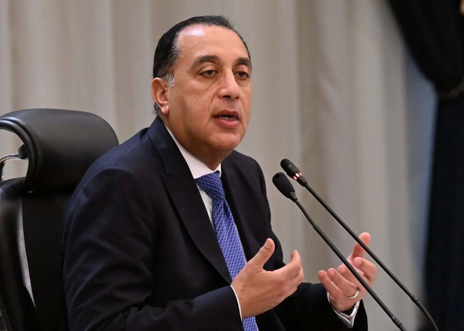 الحكومة بدأت تنفيذتوجيهات  الرئيس بإحالة أية محاولات للتلاعب أو احتكار السلع أو إخفائها إلى النيابة العسكرية - 1000268379