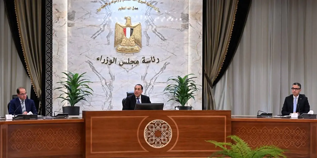 الحكومة بدأت تنفيذتوجيهات  الرئيس بإحالة أية محاولات للتلاعب أو احتكار السلع أو إخفائها إلى النيابة العسكرية - 1000268381