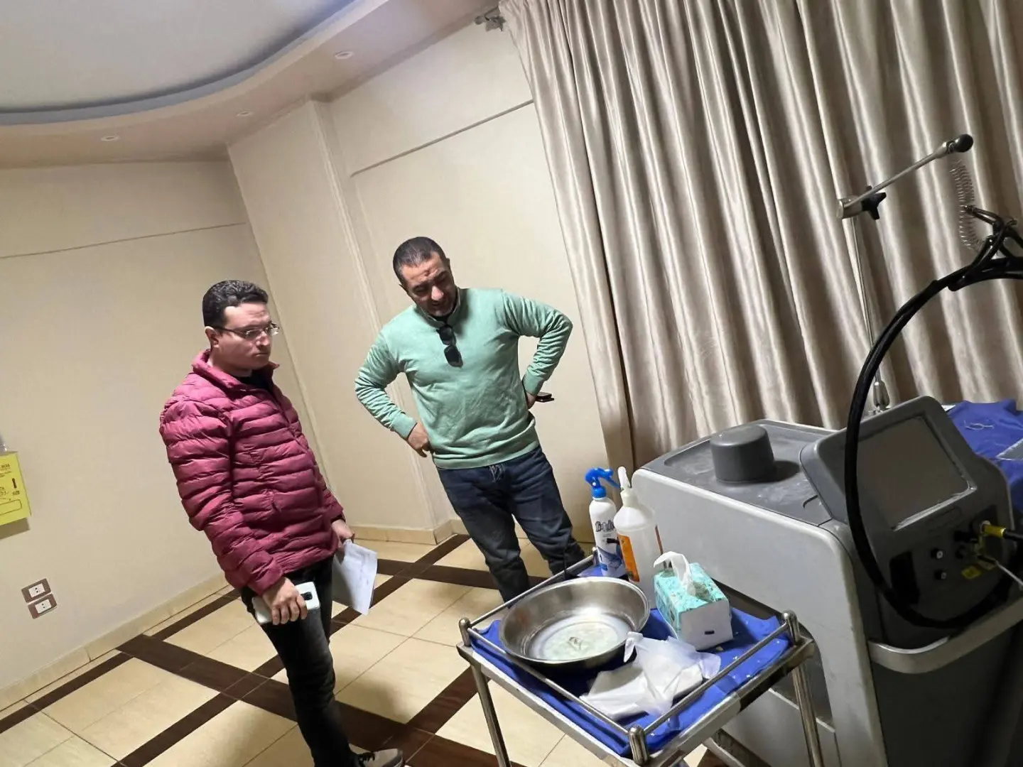 ضبط طلبة بكلية الطب يديرون مركزين للجلدية والليزر بدون ترخيص بالمنصورة - 1000268645