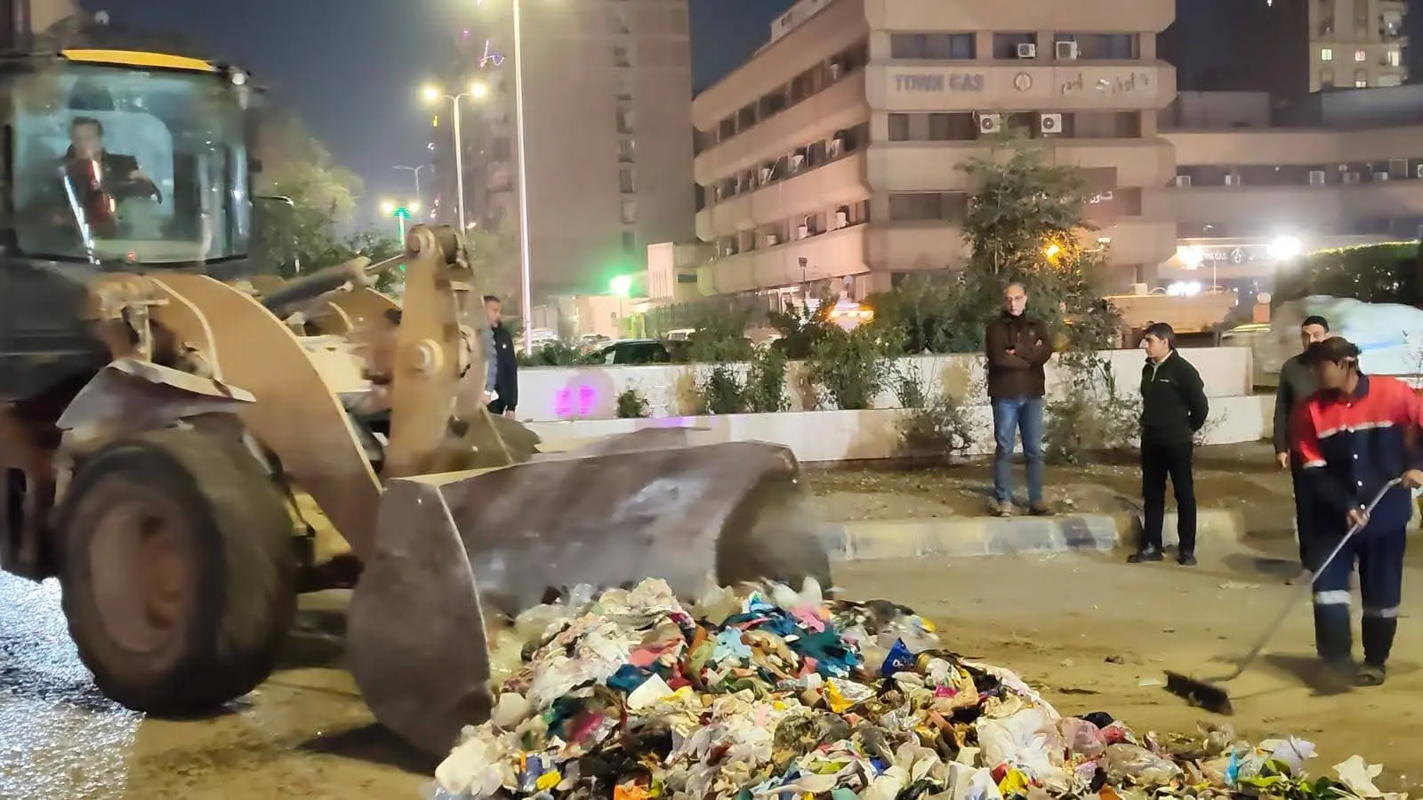 محافظ الجيزة يقود حملة لرفع بؤر تجمع مخلفات بشارع الغاز بالوراق - 1000269353