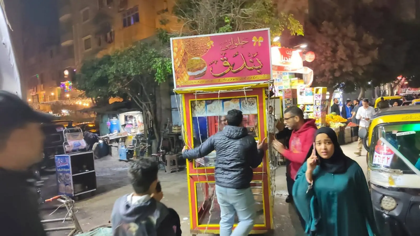 محافظ الجيزة يقود حملة لرفع بؤر تجمع مخلفات بشارع الغاز بالوراق - 1000269354