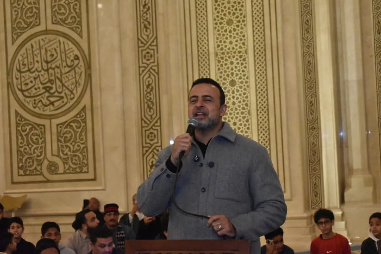 مصطفى حسني: الكلمة الطيبة ومساعدة الآخرين من أعظم القربات إلى الله