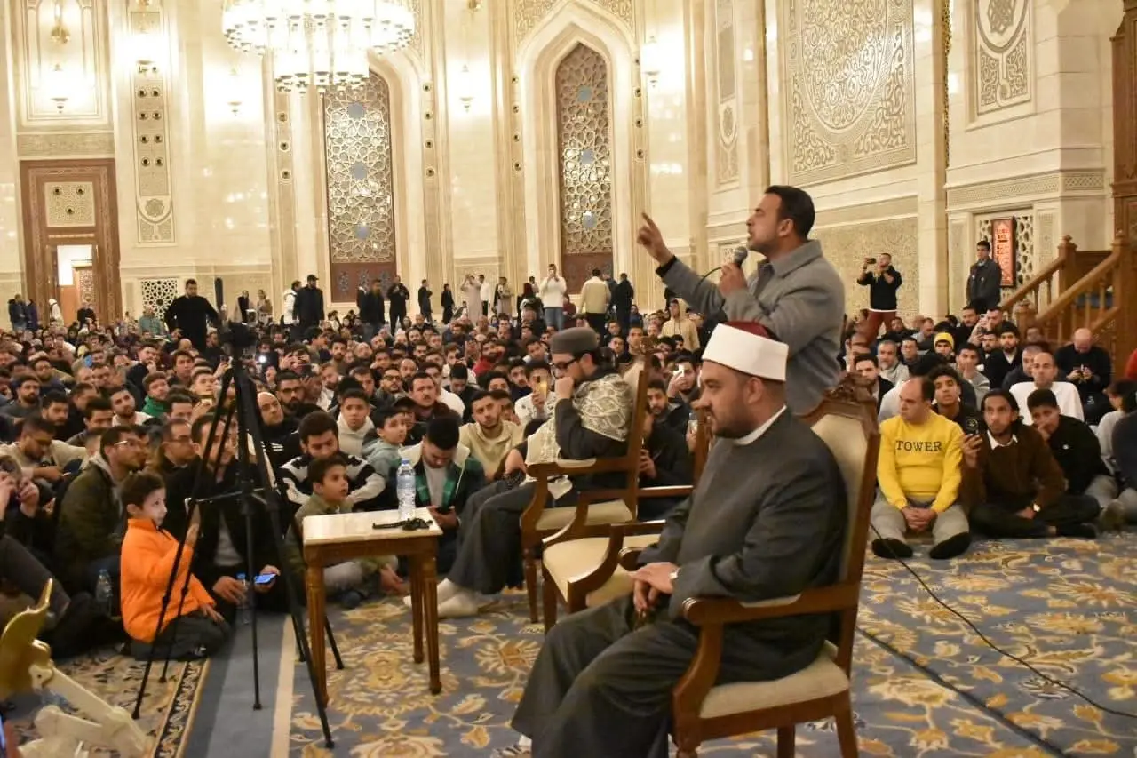 مصطفى حسني: الكلمة الطيبة ومساعدة الآخرين من أعظم القربات إلى الله - 1000270741
