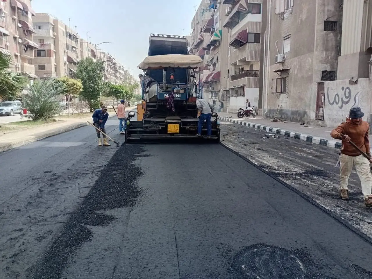 أحياء بورسعيد تتجمل.. تطوير الطرق ..وتكثيف أعمال النظافة ورفع الإشغالات - 1000271343