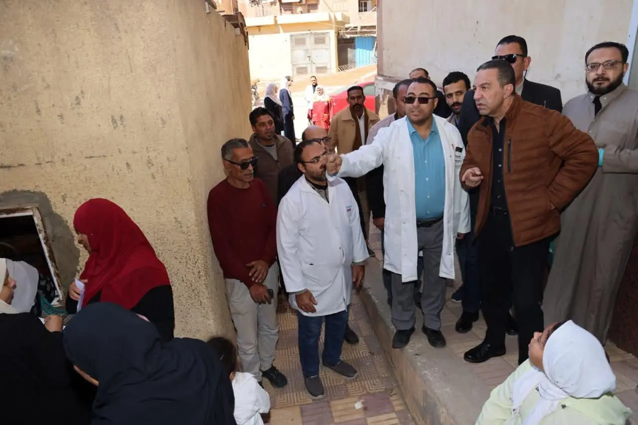 محافظ المنوفية يفاجئ مستشفى الشهداء المركزى..ويتفقد عدداً من الأقسام الطبية
