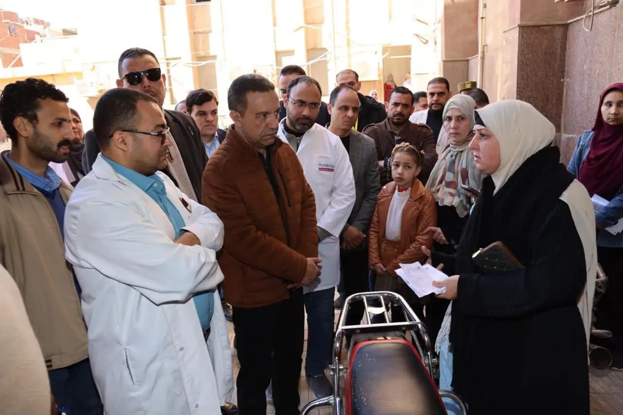 محافظ المنوفية يفاجئ مستشفى الشهداء المركزى..ويتفقد عدداً من الأقسام الطبية - 1000272939