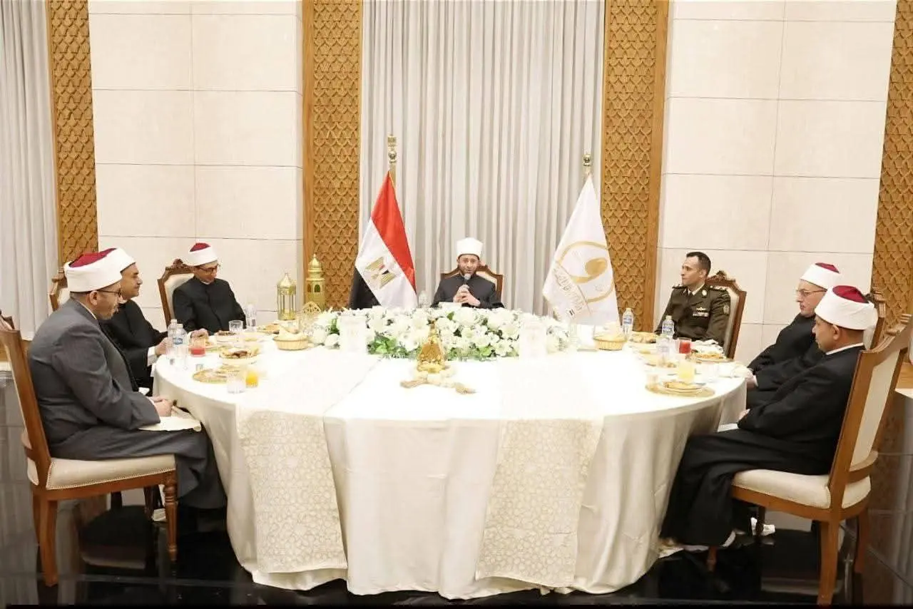 وزير الأوقاف يلتقى حملة الدكتوراه الملتحقين بالأكاديمية العسكرية - 1000273761