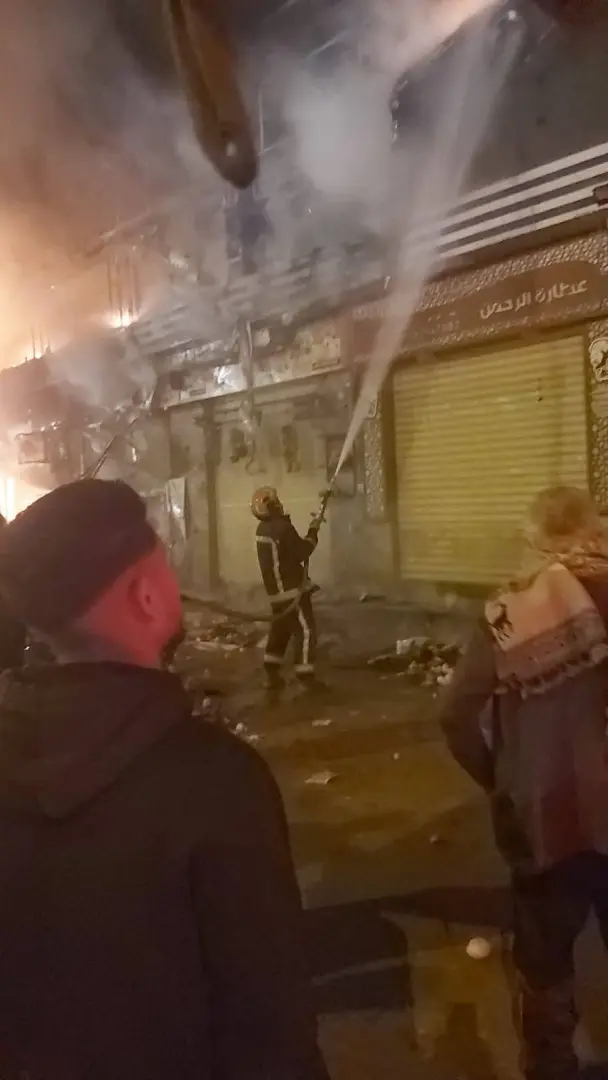 حريق يلتهم  محال تجارية بمنطقة الكيلو 21 بحى العجمى دون إصابات - 1000275493