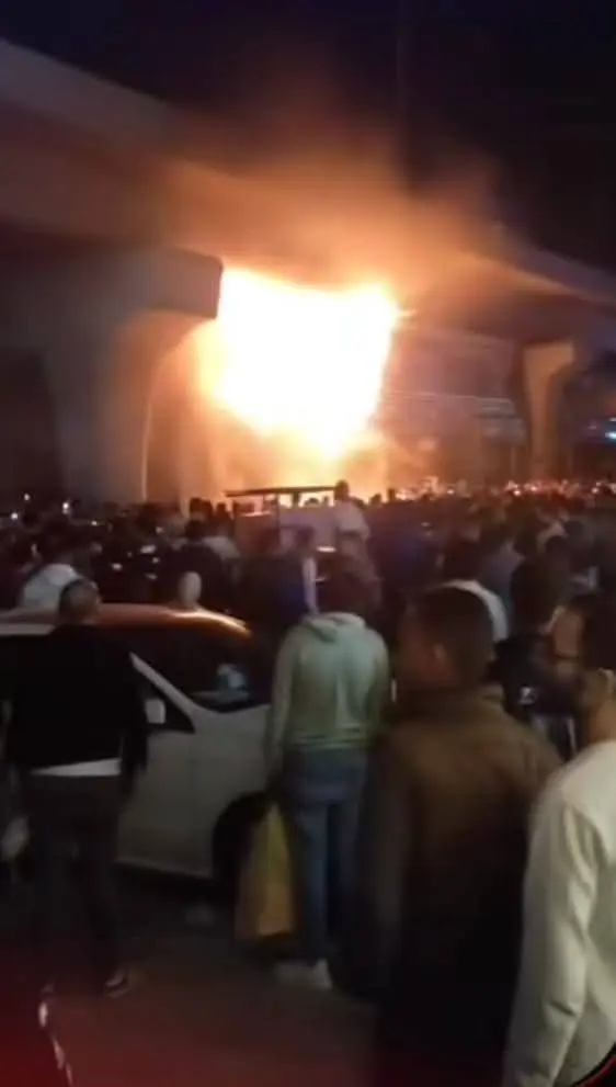 لا إصابات فى حريق  المحال التجارية بمنطقة الكيلو 21 بحى العجمى بالإسكندرية - 1000275498