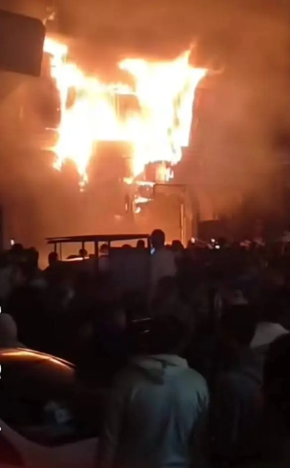 لا إصابات فى حريق  المحال التجارية بمنطقة الكيلو 21 بحى العجمى بالإسكندرية - 1000275499