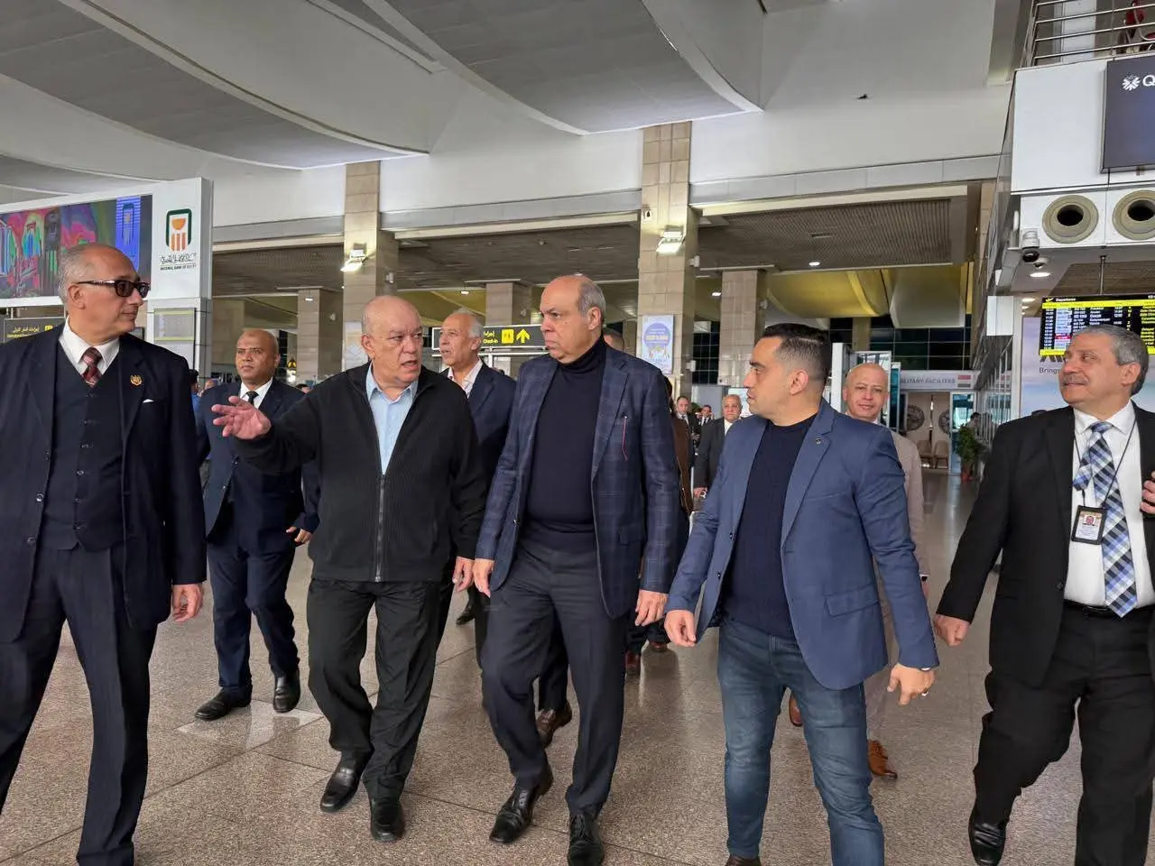 وزير الطيران  يتفقد مطار القاهرة الدولي لمتابعة انتظام حركة التشغيل