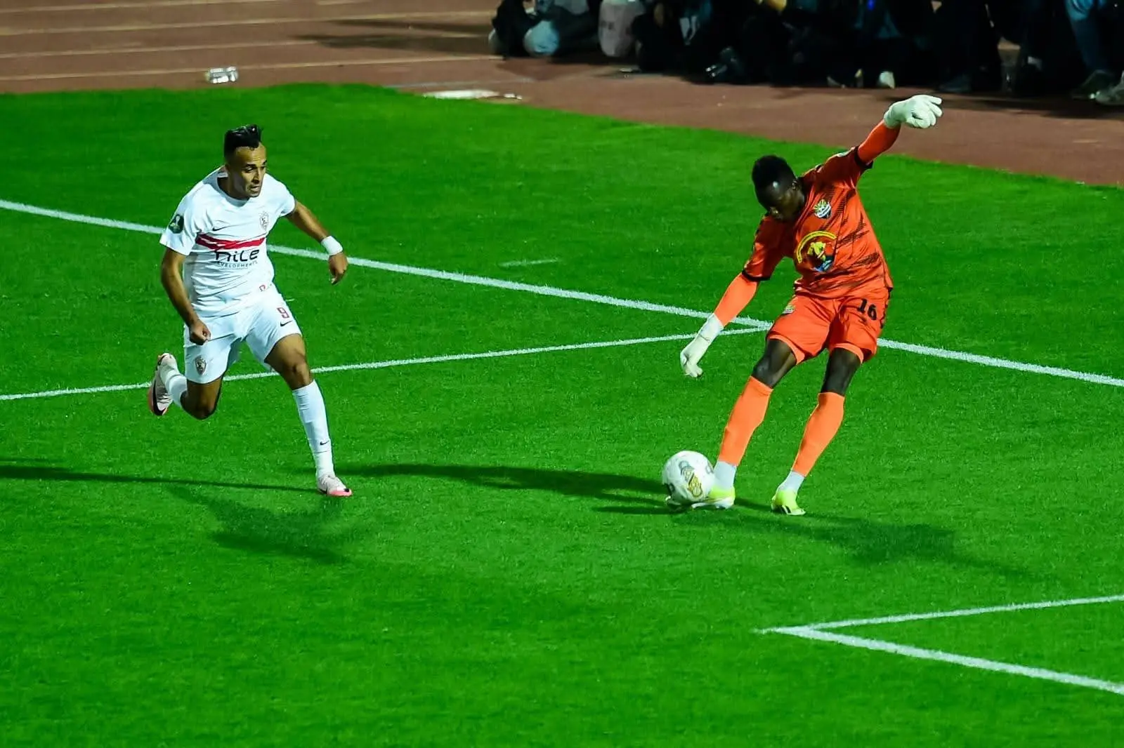 جماهير الزمالك الوفية..عبرت بالفريق إلى نصف نهائى الكونفدرالية - 1000277613